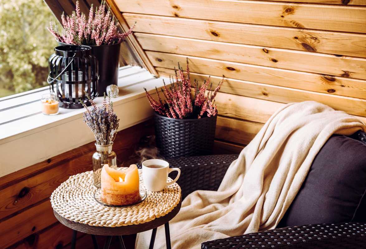 How to Arrange Flowers for Striking Living Room Displays